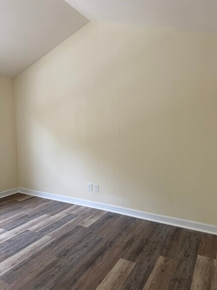 Building Photo - 834 Indianola Ct