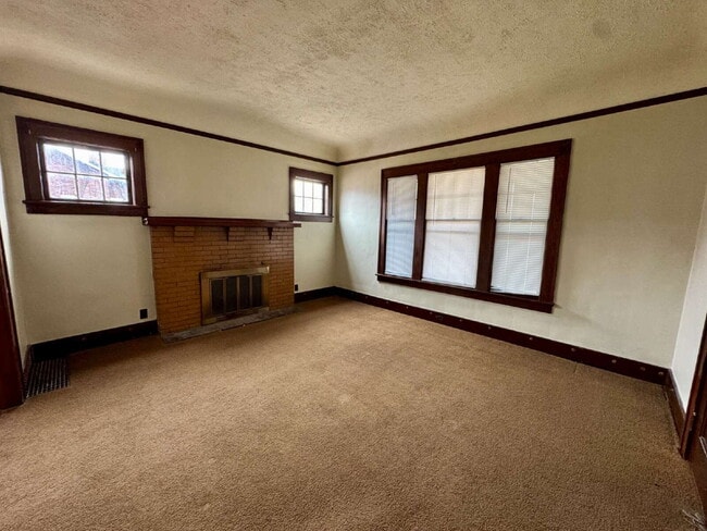 Building Photo - 725 Joliet St