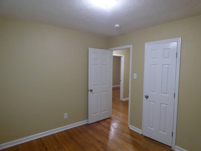 Building Photo - 901 Barn St