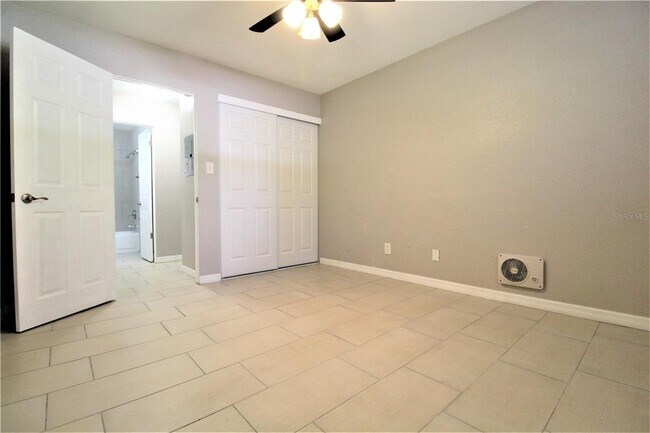 Building Photo - 3001 Bee Ridge Rd