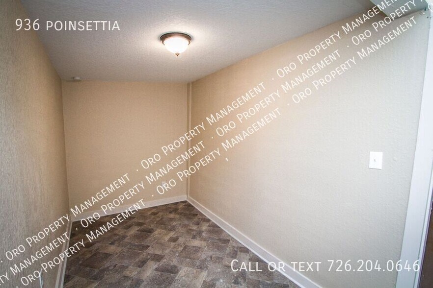 Building Photo - 936 poinsettia-