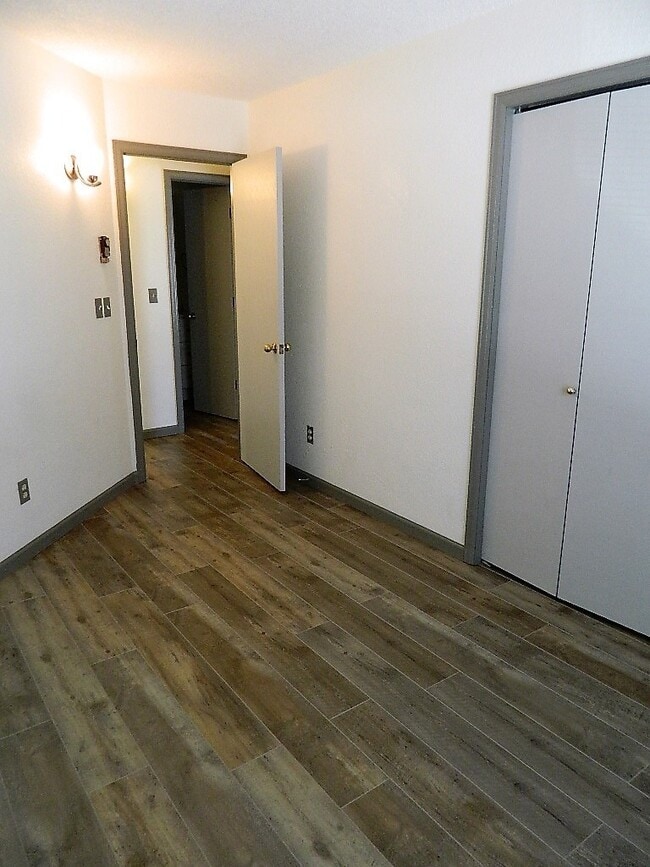 Building Photo - 559 Rainbow Vlg