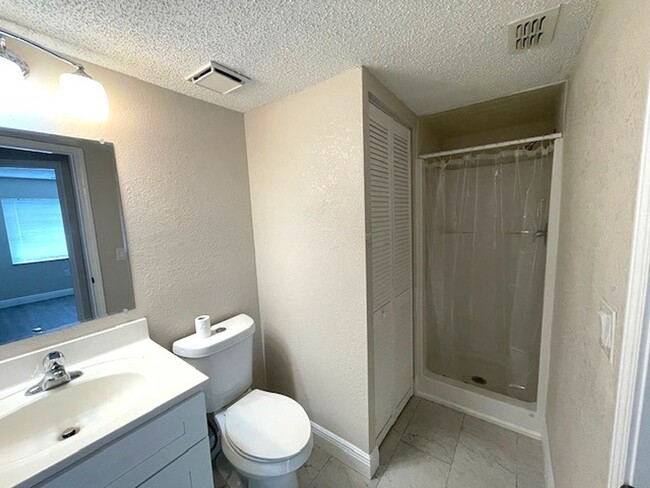 Building Photo - Welcome home to this charming 2-bedroom, 2...