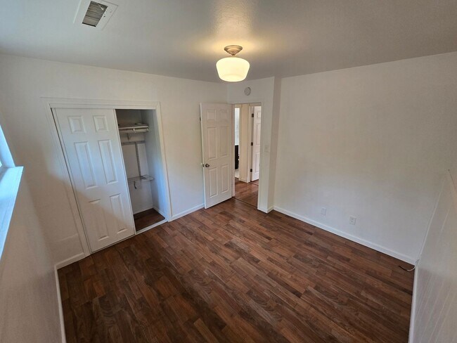 Building Photo - West-Flagstaff 4bd/2ba House Near NAU & CCC -Students & Pets OK!! Avail. July 10th!