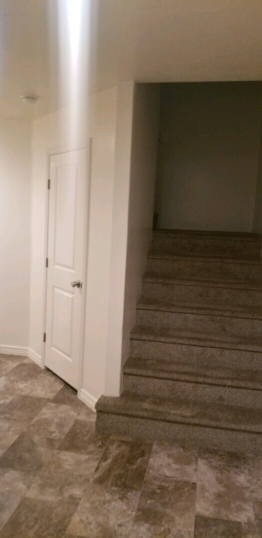 Building Photo - Town home in Little Valley Area. End Unit!!