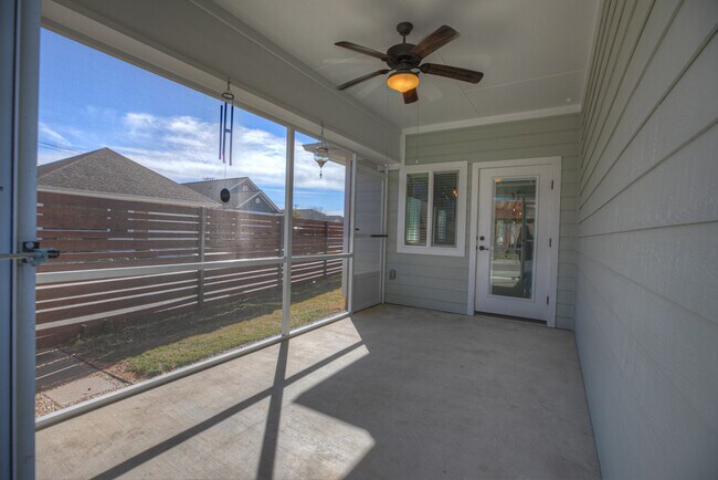 Building Photo - 916 Hudson Ln