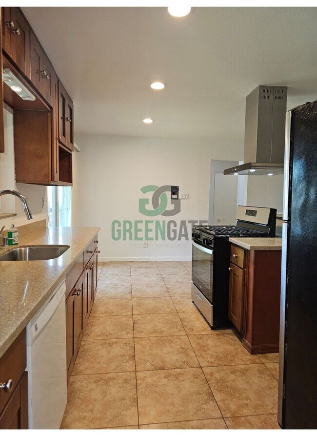 Building Photo - AVAILABLE NOW!! 3 Bedroom 2 Bath Home in Tracy!