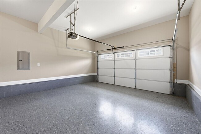 Building Photo - Pet Friendly Three Bedroom!