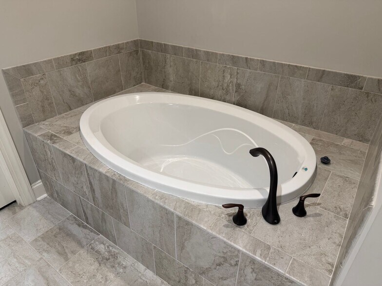 Building Photo - End Unit 3 Bedroom Townhome in Auburn