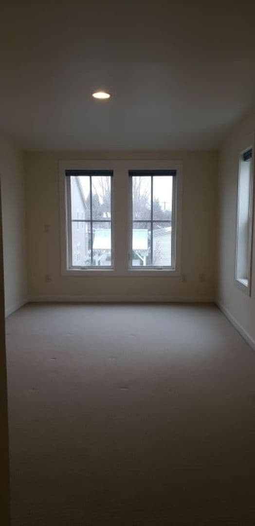 Building Photo - Modern end unit townhome in Jacksonville!