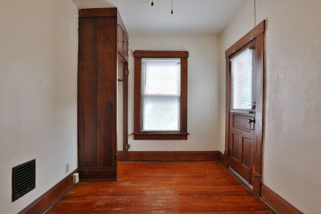 Building Photo - 4 Bedroom North Campus Newly Remodeled House with 2 Decks and Patio