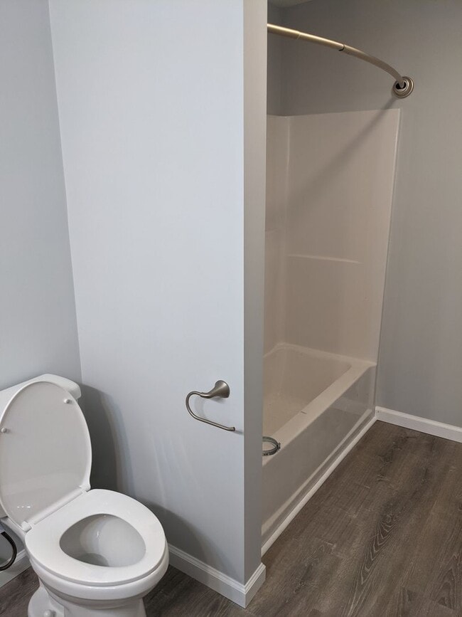 Building Photo - Private 3 bed 2bath house in North Johnson...