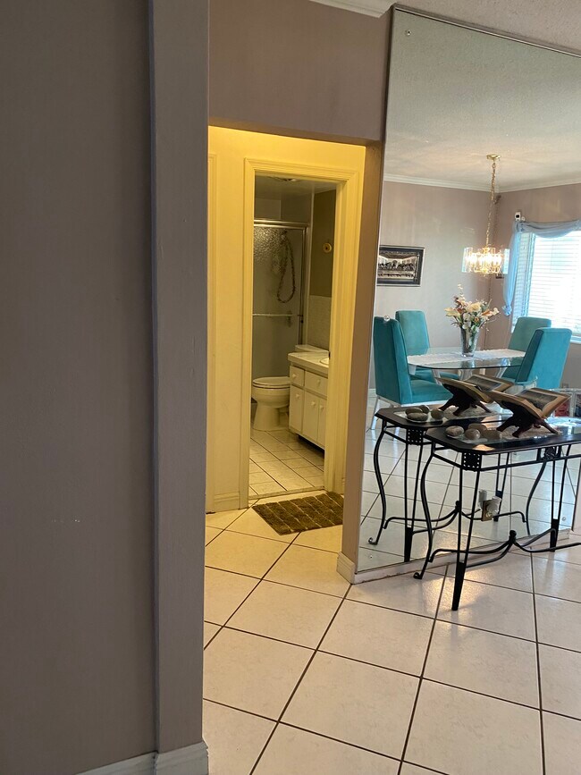 Building Photo - 2121 NE 42nd Ct