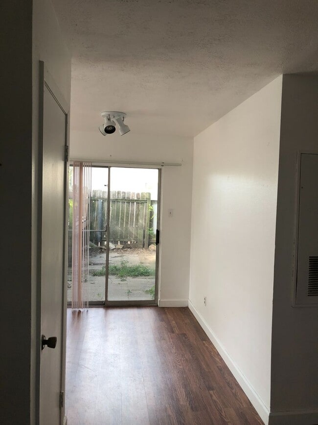 Building Photo - CUTE TWO BEDROOM ONE BATH DUPLEX ON SHUTTLE ROUTE