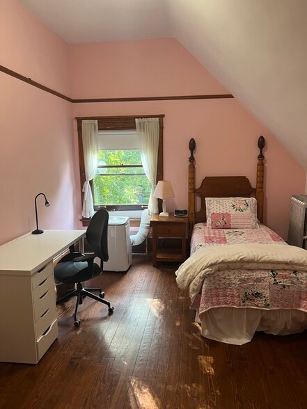 NorthWest Bedroom - 1228 Forest Ave