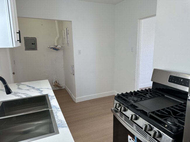 Building Photo - Newly Renovated 1 Bedroom in West Adams