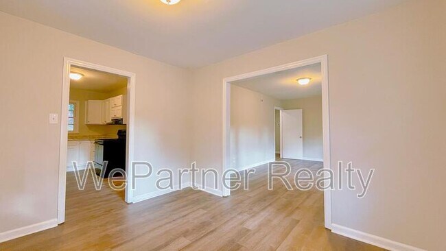 Building Photo - 2744 Fairlane Dr SE