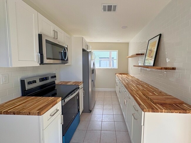 Building Photo - Steps to the Gulf! Spacious 3-Bed, 2 Bath ...