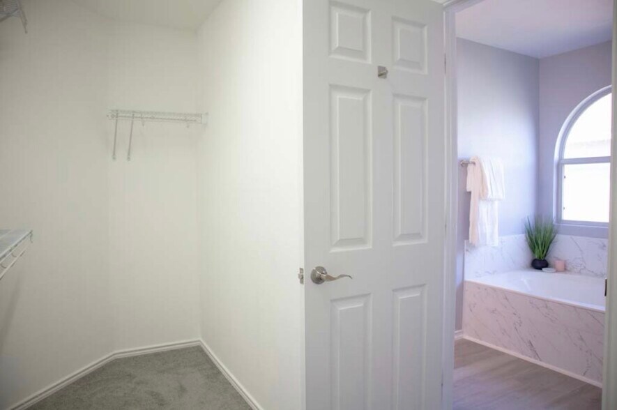 Building Photo - 9135 Granite Woods