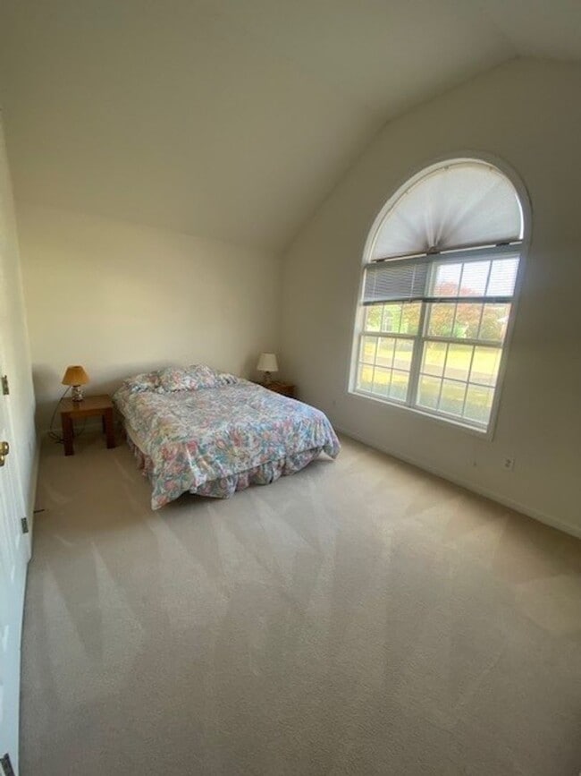 Building Photo - Introducing a charming 3-bedroom, 2-bathro...