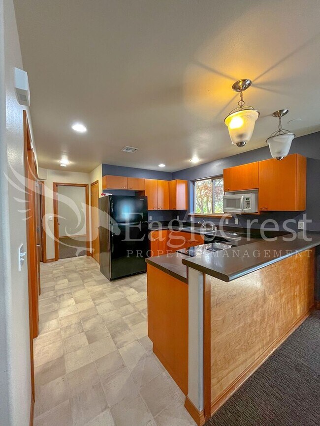 Building Photo - Large 6-Bedroom Whitman Neighborhood House; Students Welcome!