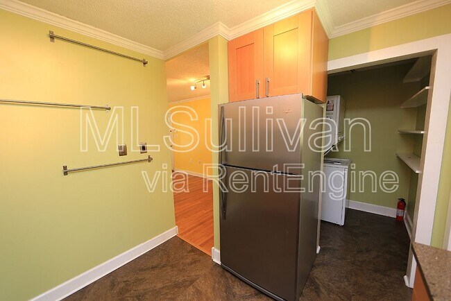 Building Photo - 2404 Farthing St