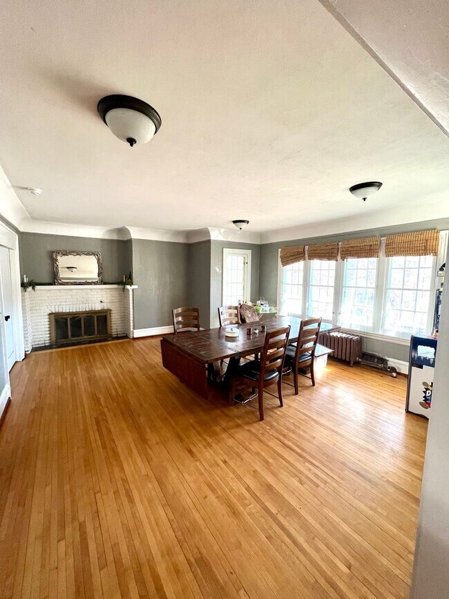 Building Photo - AVAILABLE JUNE - Charming 4 Bed 1.5 Bath Home