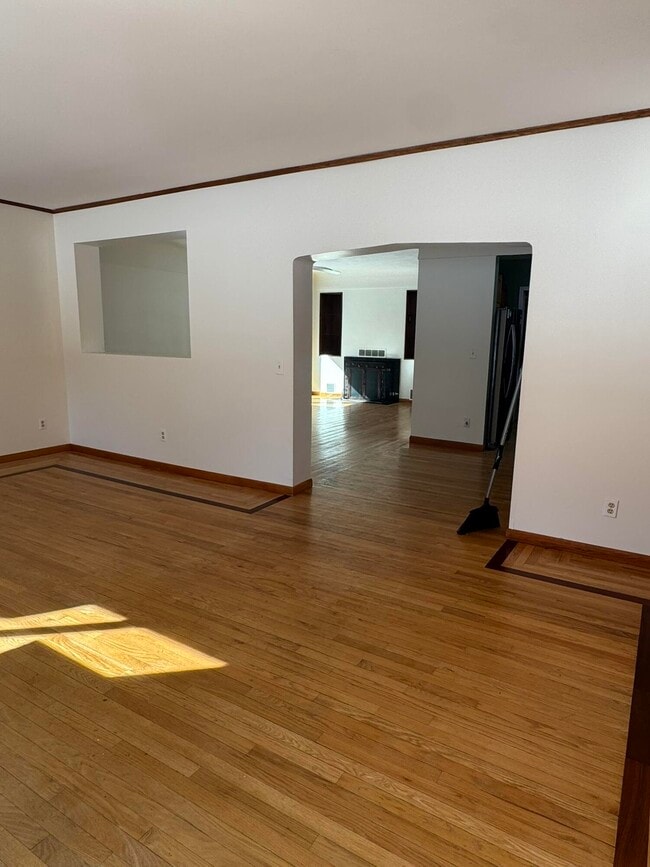 Building Photo - 3079 Pittsview Dr