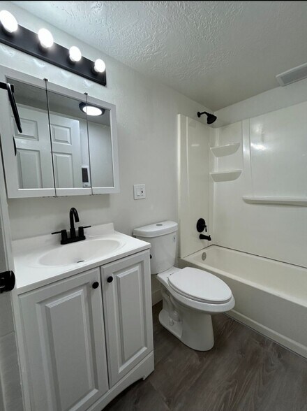 Building Photo - 1733 S Richards St