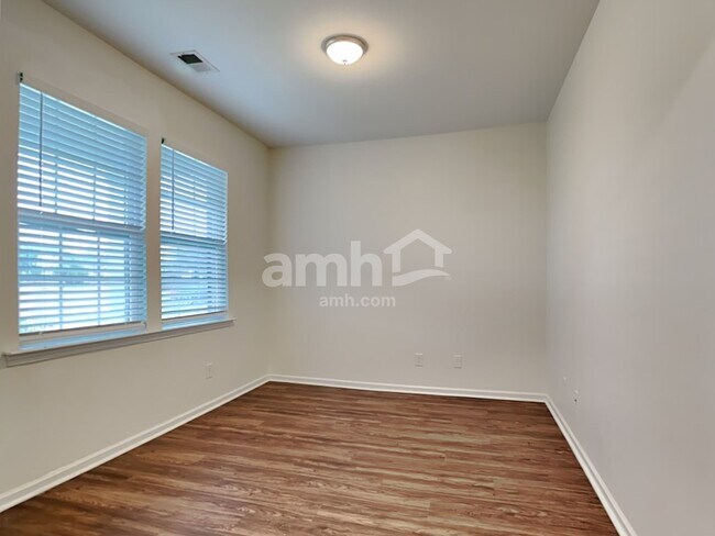 Building Photo - 614 Redbud Ln