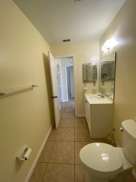 Full Bath - 1416 Peavy Ct