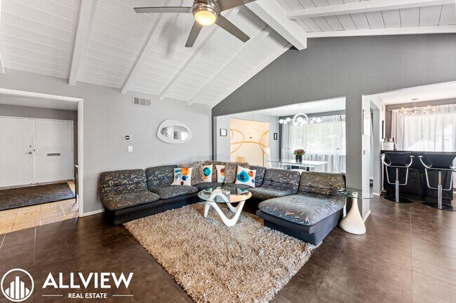 Building Photo - Exquisite 4 Bed 2.5 Bath Home in Orange!