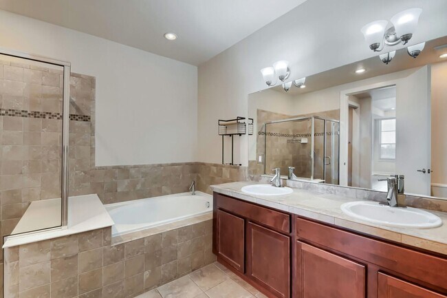Building Photo - 1 MONTH FREE!!!!! 2bd/2ba Top Floor Condo in Congress Park - Available 8/7!