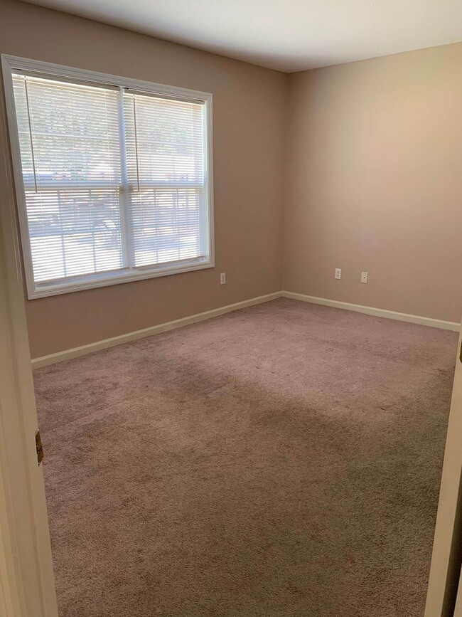 Building Photo - Charming 3BR/2.5BA Two-Story Home with Fenced Backyard