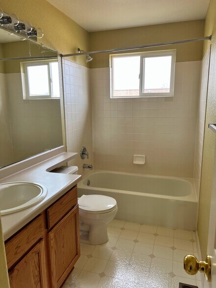 2nd bathroom - 1430 Morningside Dr