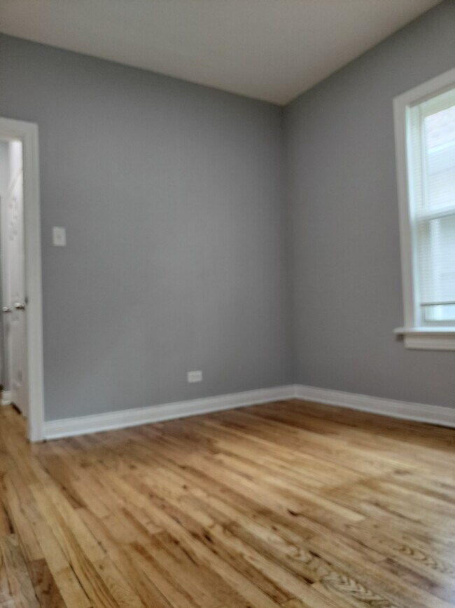 Building Photo - 1344 W 98th Pl