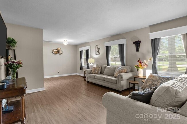 Building Photo - 844 Fieldstone Rd