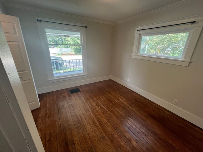 Building Photo - 3-bedroom, 1.0 bathroom Home near downtown Niles