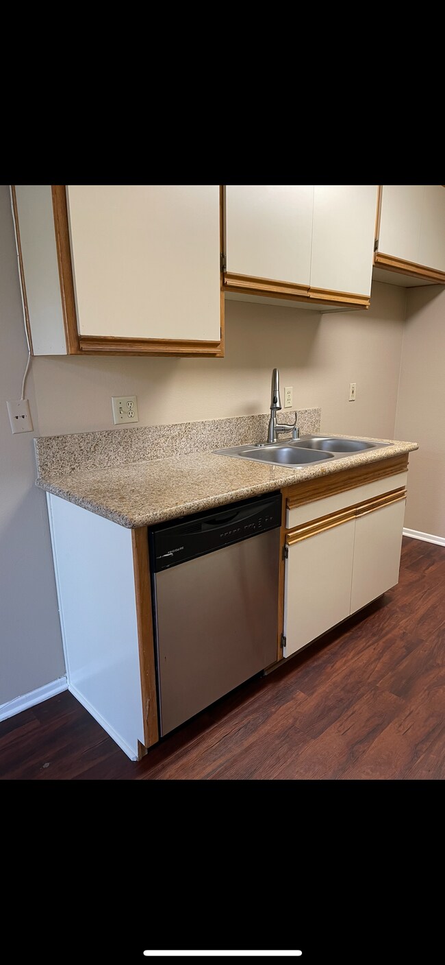 Building Photo - 215 E Elmwood Ave