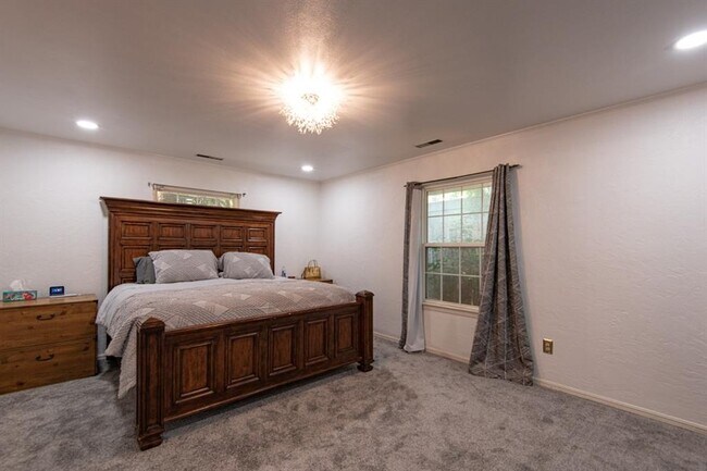 Building Photo - 3025 Regency Ct