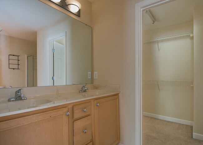 Building Photo - 832 Saratoga Dr