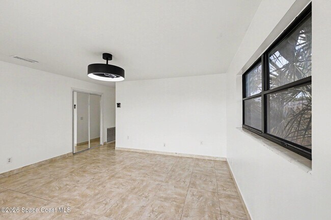 Building Photo - 2292 Lakeview Dr
