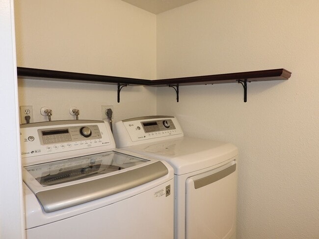 Building Photo - Lovely 2 bedroom townhouse