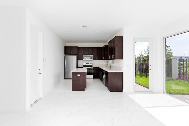 Building Photo - 6947 Pines Cir