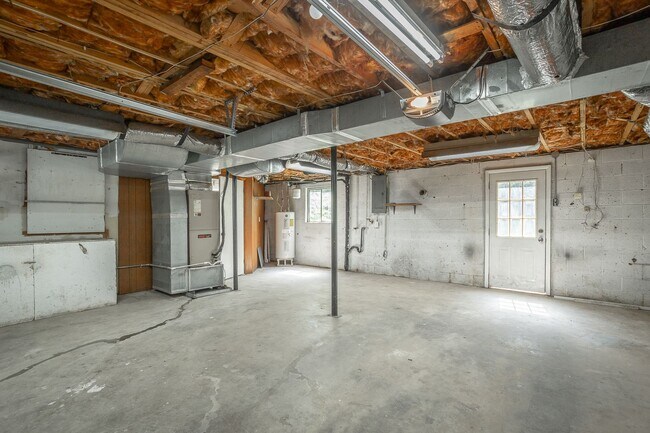 Building Photo - Spacious House in Hixson