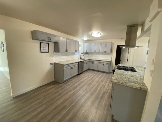 Building Photo - Beauitfully upgrade 3 Bedroom on large lot!