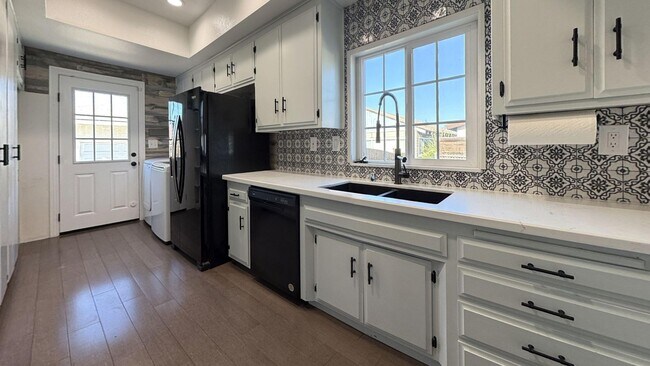 Building Photo - 1054 W Clifton Ave