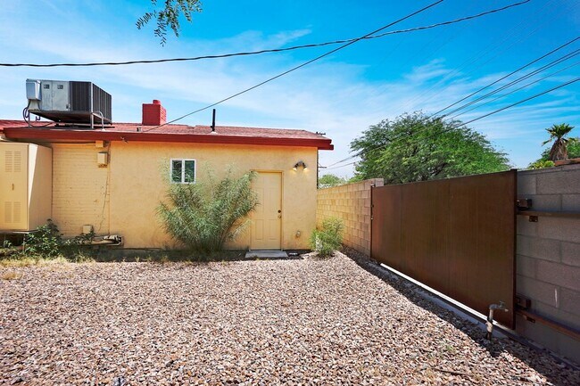 Building Photo - Coming Soon - Charming, Spacious 1Bdrm/1Ba...