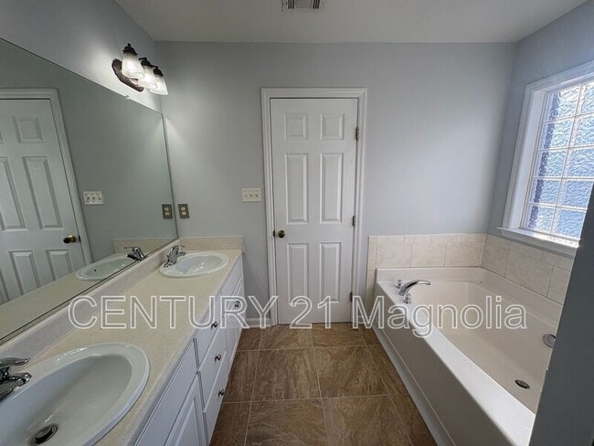 Building Photo - 2026 Lake Forest Dr