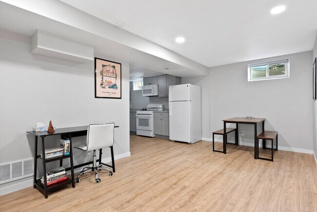 Building Photo - 3 Bedroom 2 Bathroom Denver Home with Bonus Downstairs Kitchen